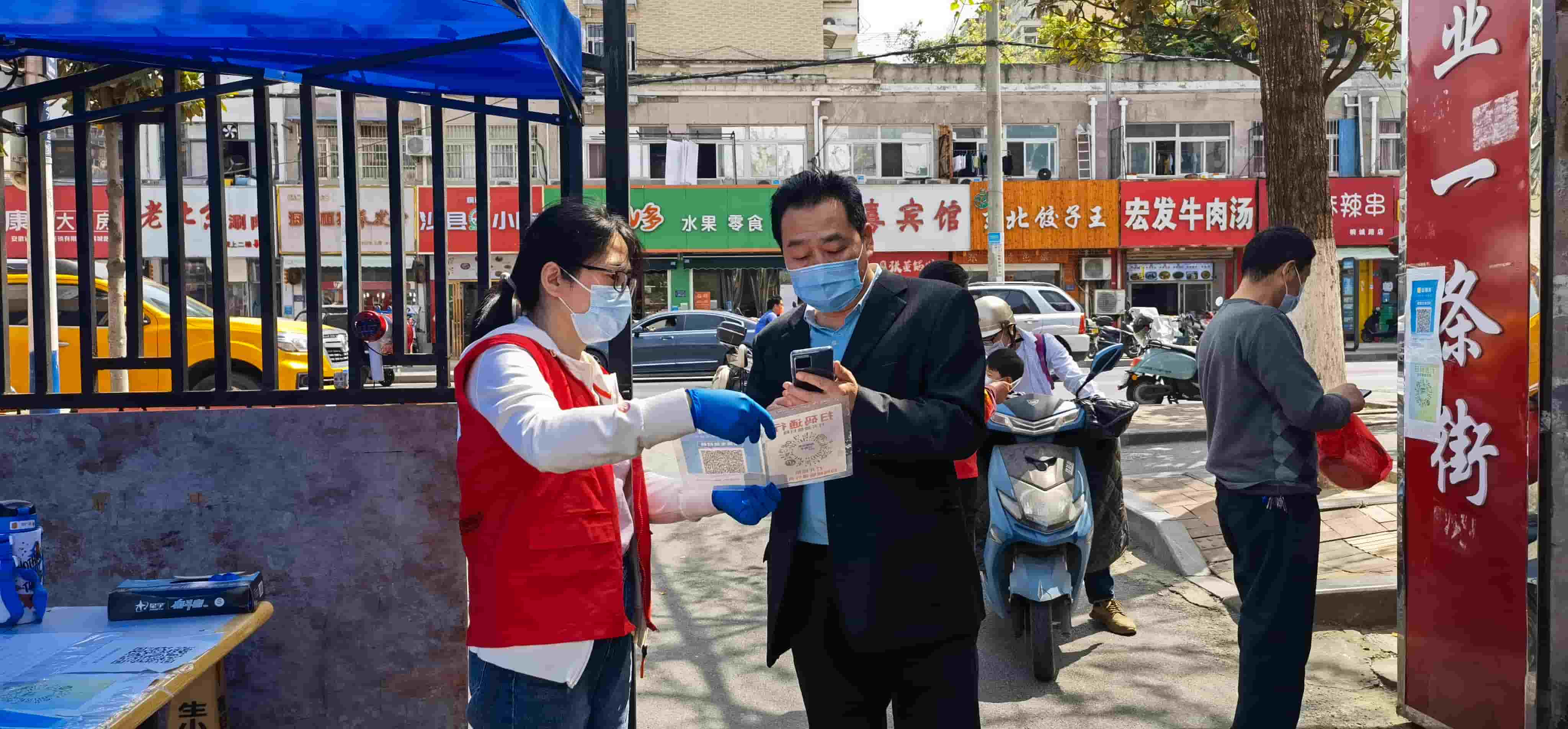 freecompress-2022年4月，東華科技志愿服務隊協(xié)助社區(qū)在桐江新村小區(qū)開展兩碼查驗工作