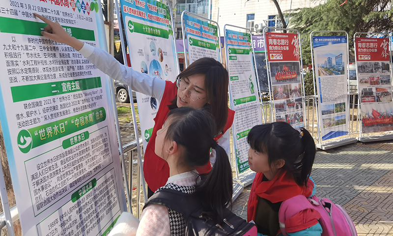 2021年3月25日，藍鴿志愿服務(wù)隊前往社區(qū)開展“世界水日”暨“中國水周”主題宣傳活動（1）
