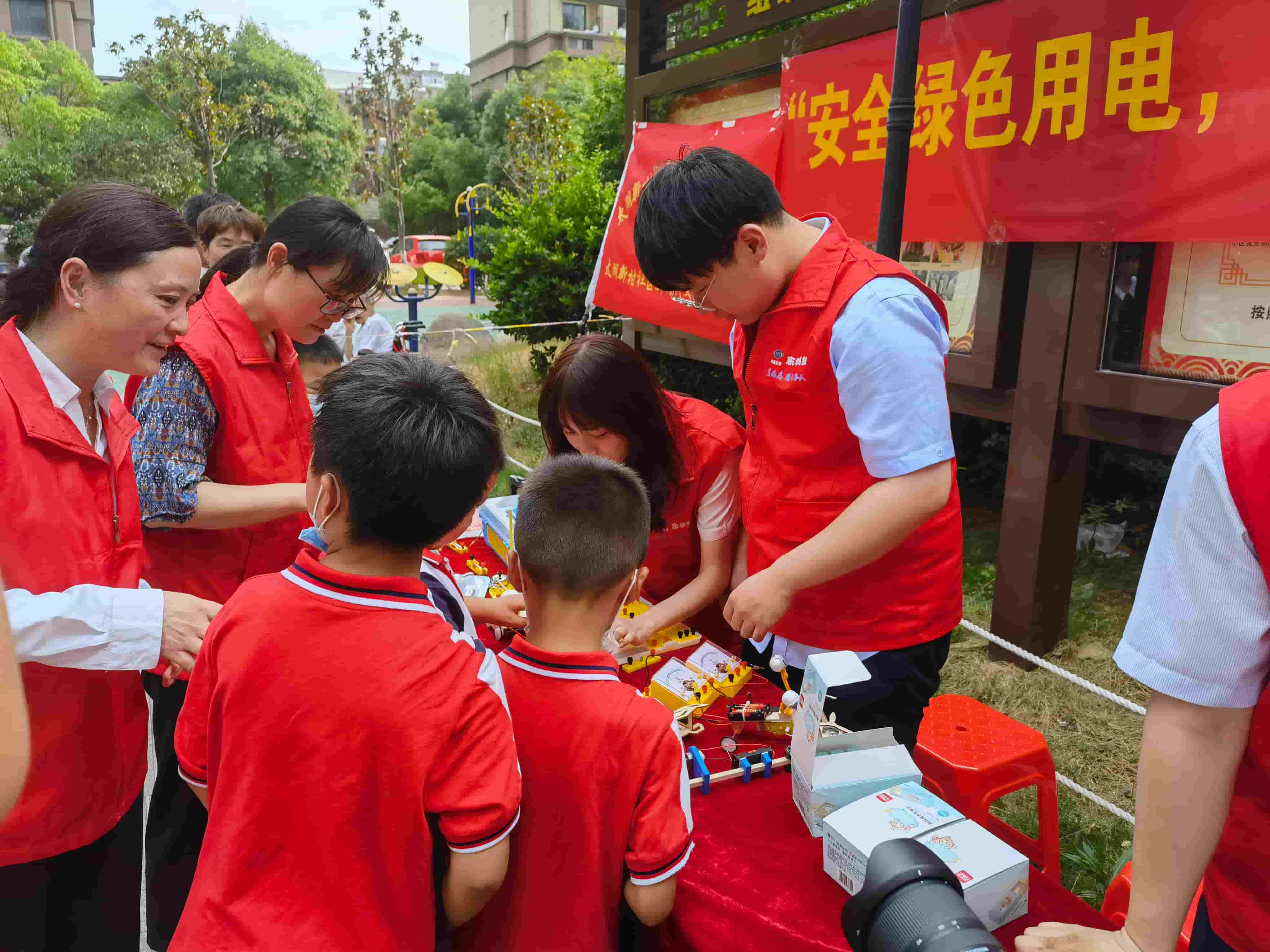 2021年6月21日，藍鴿志愿服務(wù)隊前往社區(qū)開展“安全用電，安全你我”志愿活動（1）