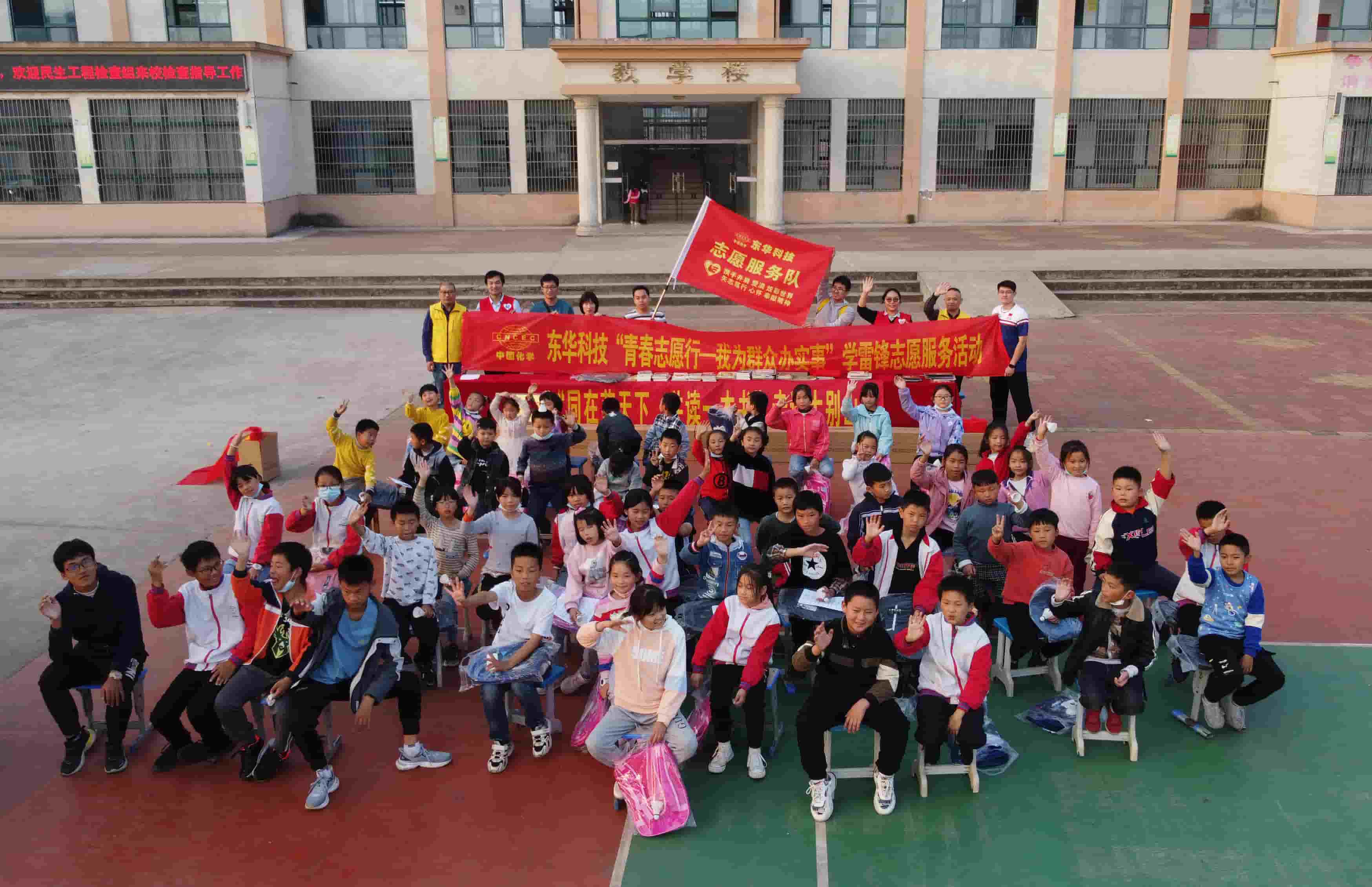 2021年11月5日，藍(lán)鴿志愿服務(wù)隊(duì)攜手安徽向日葵公益助學(xué)服務(wù)中心到大別山區(qū)開(kāi)展公益助學(xué)活動(dòng)（2）